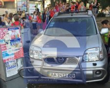 В столице водитель наехал на группу школьников и сбежал (фото)