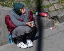 Кияни впіймали на гарячому жебрачку з центру міста