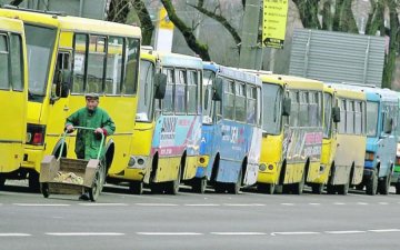 Уступать место или нет: в соцсетях развернулись настоящие баталии