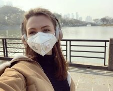 Українку з собакою покинули напризволяще у зараженому коронавірусом Китаї, посли проговорилися