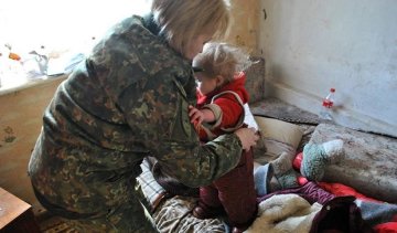 Покинуті напризволяще: матір залишила дітей помирати від холоду