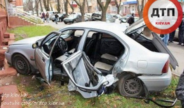 На краденом авто вор врезался в дом в Чернигове (фото) 