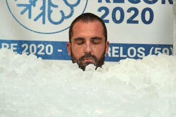 Бесстрашный мужчина заморозил себя в камере со льдом: невероятный рекорд потряс мир