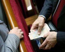 Мотивация для избранных: стали известны зарплаты новых чиновников