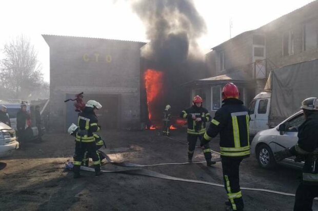 В Киеве СТО охватило адское пламя, первые подробности из пепелища