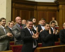 Обнаглевшие депутаты решили накинуть себе деньжат за безделье