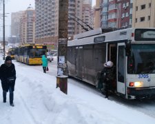 Обычный троллейбус парализовал пол-Киева: видео транспортного ада