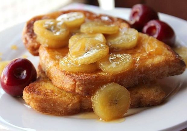 Не забувайте про сніданок: рецепт тосту з бананово-карамельним соусом