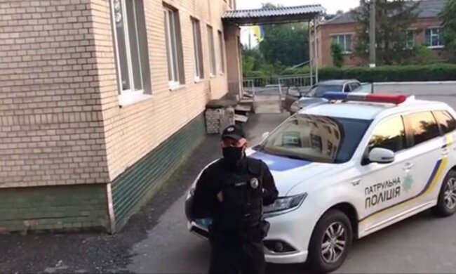 У Києві коп кинув водієві в машину незагашений недопалок - "Згориш? Ну то й  що!"