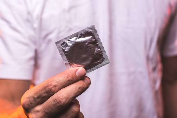Находчивые подростки создали презервативы, определяющие наличие инфекций. Однако, у изобретения есть минус