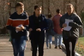 Школьники, скрин из видео