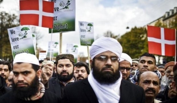 Европа обращает мусульман в христианство