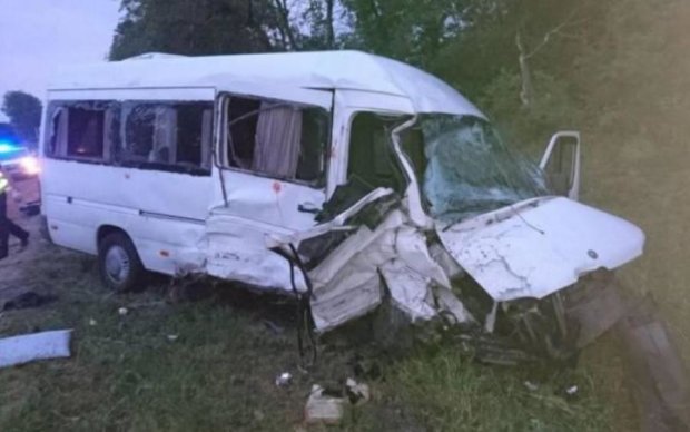 Бус на скорости влетел в грузовик: есть жертвы и много пострадавших