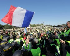 Хвиля протестів "жовтих жилетів" накрила ще три міста: в небезпеці Версаль, Макрон і нові вибори