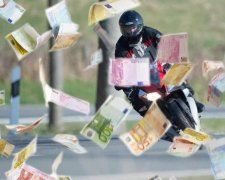 Мотоцикліст розсипав по дорозі 265 000 грн