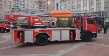 В Харькове на улицу выгнали сотни студентов, к общежитию мчатся пожарные и спасатели: что происходит