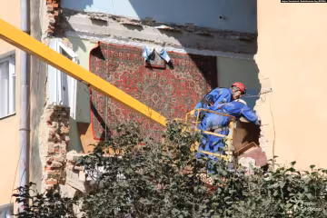 Море квітів, ридання і молитви: у Дрогобичі прощаються із загиблими під завалами, - Україна оніміла від горя