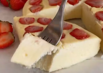 Творожная запеканка с клубникой, кадр из видео