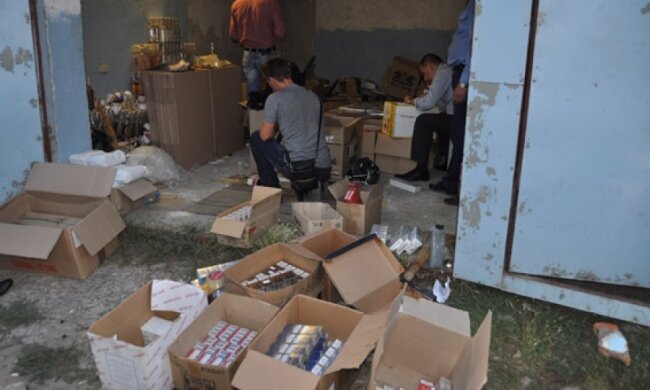 У Миколаєві вилучили алкоголю-фальсифікату  та цигарок на 200 тисяч гривень (фото, відео)