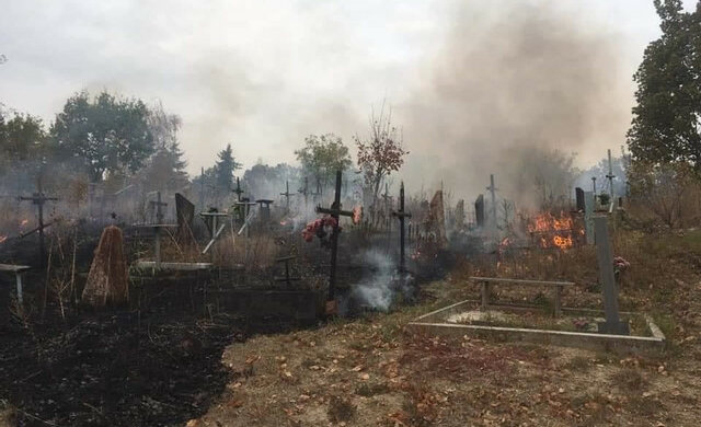 У Харкові палало кладовище: спалювали сміття, а згоріли могили