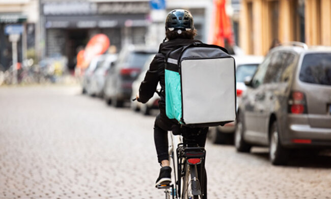 Доставщик еды, фото gettyimages