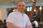 Женатого Виктора Павлика заметили в объятиях горячих близняшек-блондинок: "Не знают, чей Крым"