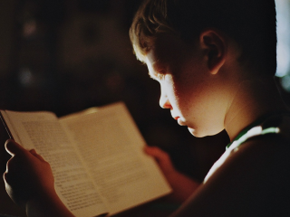 Хлопчик читає книгу / фото: Pixabay
