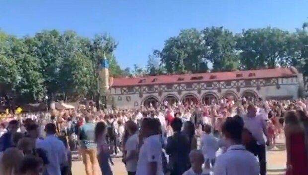 В Харькове "голые" школьники массово забили на правила и пошли "тусить" - ни масок, ни дистанций