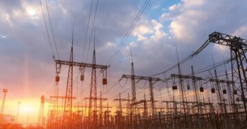 Відключення світла через обстріли: 5 областей без електроенергії