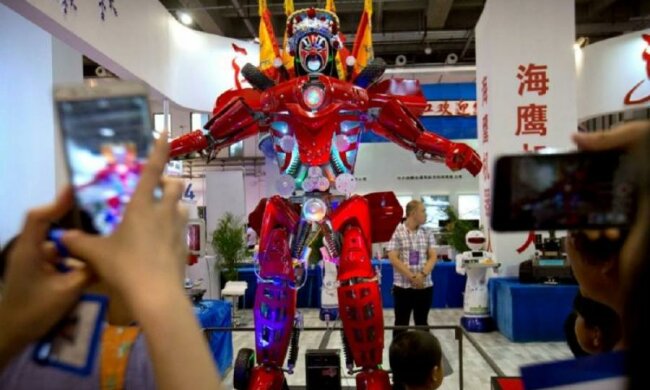 Пекин заполонили сотни роботов