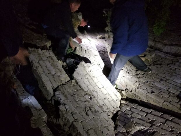 Под Киевом труп подростка нашли под завалами, все очень странно - копы запутались