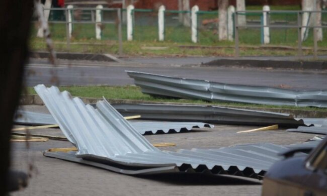 Шквальный ветер в Луцке снес крышу дома (фото)