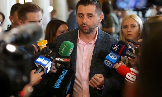 Главу "Слуги народа" Арахамию спросили, давит ли Зеленский на депутатов: ответ был однозначным