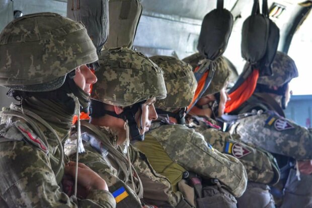 Воїни-десантники здійснили стрибки з парашутом, facebook.com/pressjfo.news