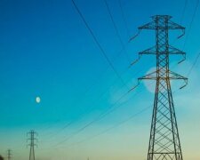 Отключения света в Украине: энергетики за работой