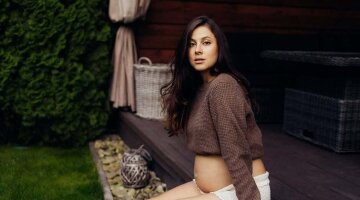 Анастасія Кожевнікова позує з вагітним животиком у власному дворі