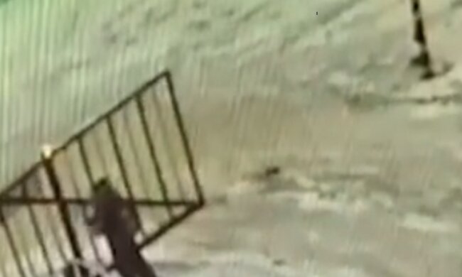 7-летний мальчик пережил клиническую смерть: зажало автоматическими воротами