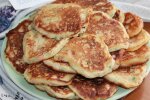 Оладки з ковбасою і помідорами, скріншот: YouTube