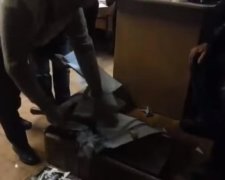 У Коломиї невикористані бюлетені рубали сокирою (відео)