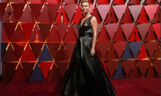 Голлівудська матуся здивувала розкішною фігурою