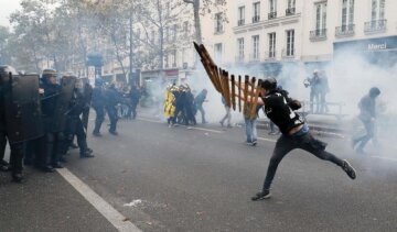 Французькі протестувальники поранили 15 копів