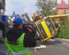 Автокран разрушил дом в столице 