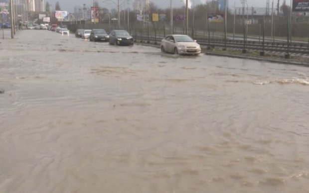 Одну з головних транспортних артерій Києва затопило