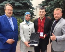 Раненного Осмаева и его жену наградили за доблесть