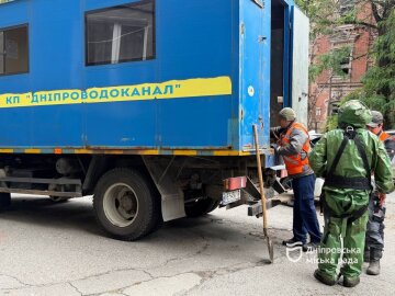 Комунальники ремонтують водогін у Дніпрі