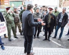 Ростовські "козаки" відходили шанувальників Навального нагайками