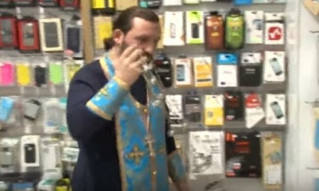 В Грузии священник освятил iPhone (видео)