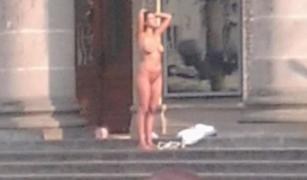 Через спеку в Тернополі жінка роздяглася догола прямо на вулиці