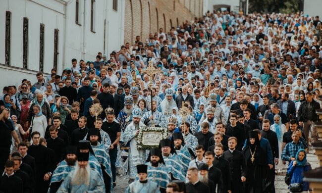 У Києво-Печерській лаврі тисячі віруючих відзначають престольне свято монастиря