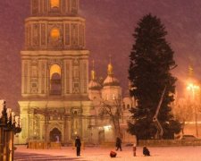 Чарівне перетворення: у Києві поставили головну ялинку країни